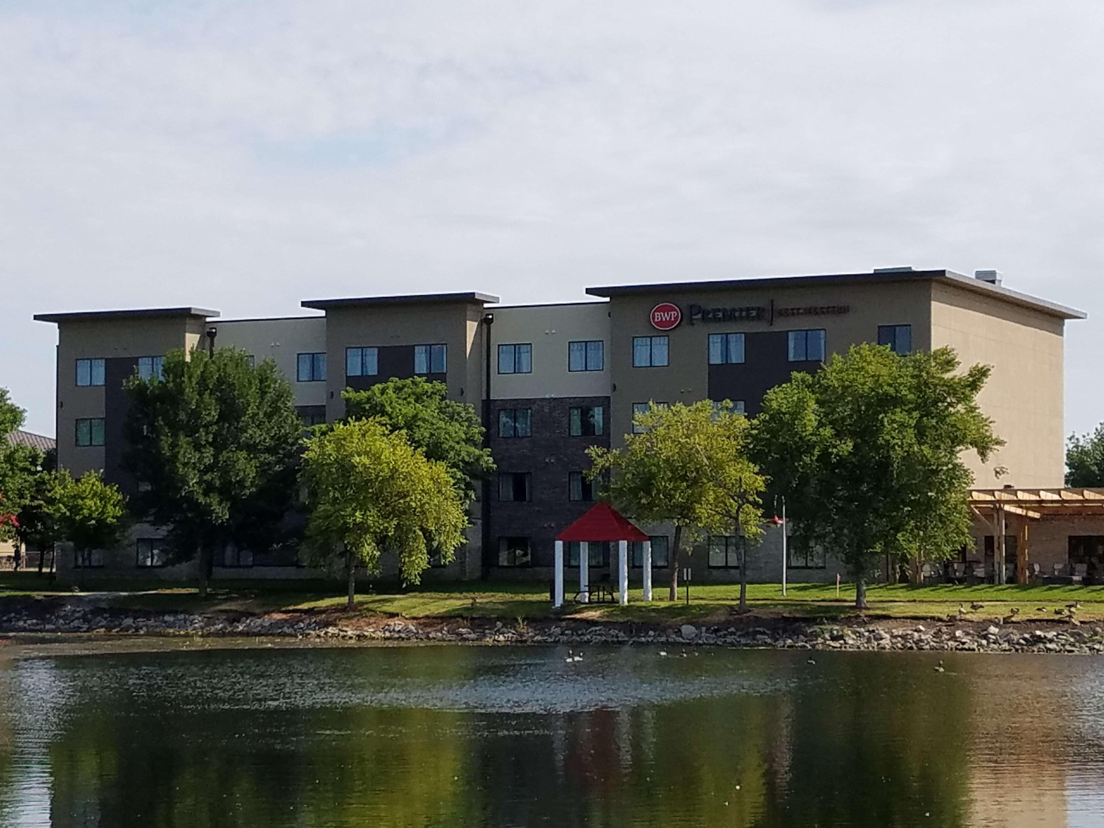 Best Western Plus Okotoks Inn & Suites Exterior foto